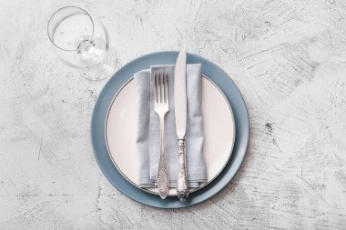 Gri arkaplanda güzel masa ayarları