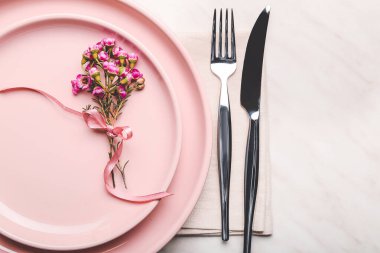 Çiçek desenli güzel bir masa.