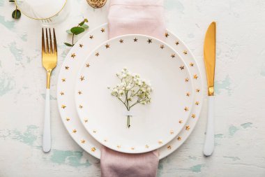 Çiçek desenli güzel bir masa.