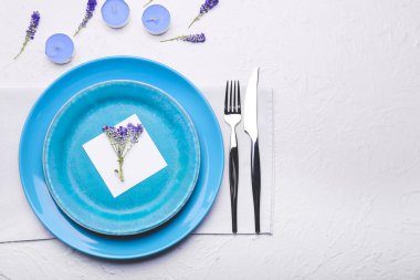 Çiçek desenli güzel bir masa.