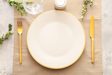 Çiçek desenli güzel bir masa.