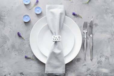 Çiçek desenli güzel bir masa.