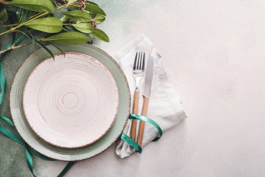 Çiçek desenli güzel bir masa.