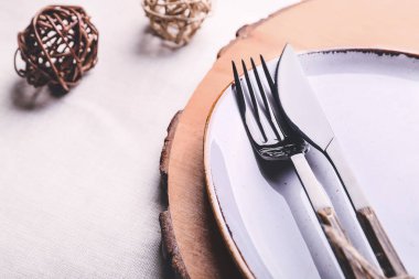 Işık arkaplan üzerinde güzel masa ayarları, yakın plan