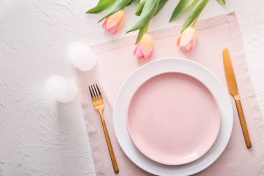 Çiçek desenli güzel bir masa.