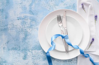 Çiçek desenli güzel bir masa.