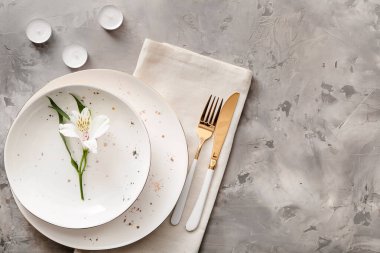 Çiçek desenli güzel bir masa.