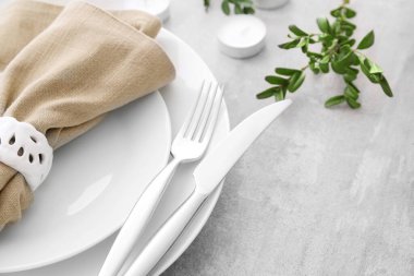 Çiçek desenli güzel bir masa.