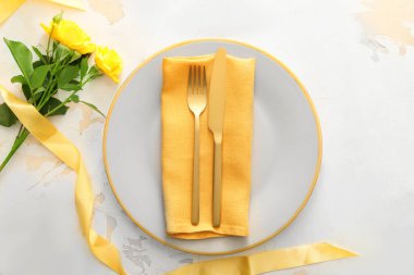 Çiçek desenli güzel bir masa.