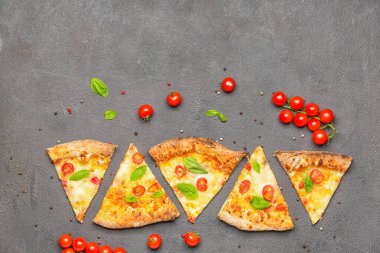 Gri arka planda Margherita pizzası.