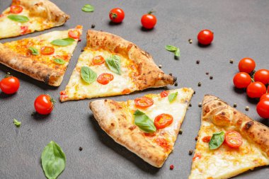 Gri arka planda Margherita pizzası.