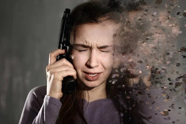Jonge Depressieve Vrouw Met Pistool Denken Zelfmoord Grijze Achtergrond — Stockfoto