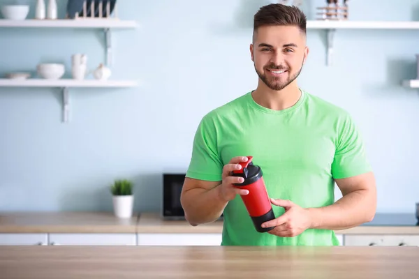 Sportig Man Med Proteinshake Köket — Stockfoto