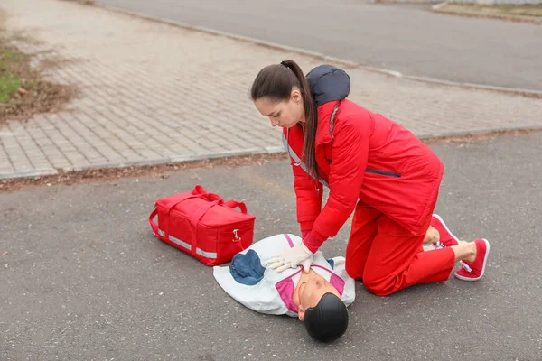 Paramedic Demonstrating Cpr Mannequin Outdoors — Stock Photo, Image