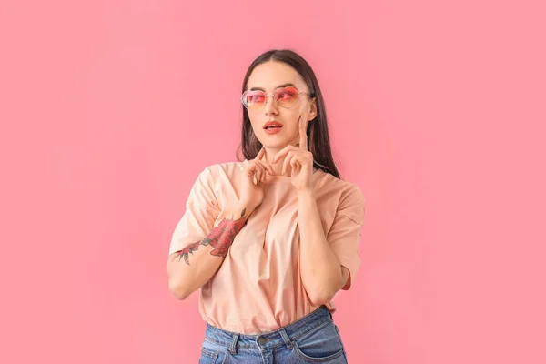 Jeune Femme Avec Des Lunettes Soleil Élégantes Sur Fond Couleur — Photo