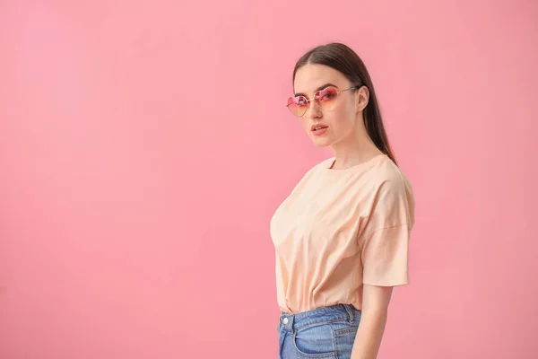 Jeune Femme Avec Des Lunettes Soleil Élégantes Sur Fond Couleur — Photo