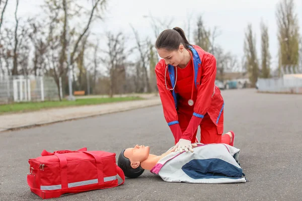 Záchranář Demonstrující Resuscitaci Figuríně Venku — Stock fotografie