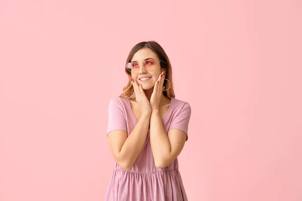 Junge Frau Mit Stylischer Sonnenbrille Auf Farbigem Hintergrund — Stockfoto