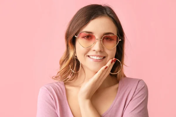 Jovem Mulher Com Óculos Sol Elegantes Fundo Cor — Fotografia de Stock