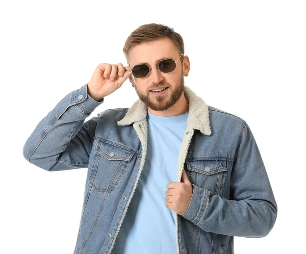 Junger Mann Mit Stylischer Sonnenbrille Auf Weißem Hintergrund — Stockfoto