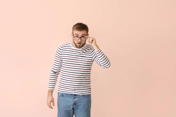 Surprised Man Stylish Eyeglasses Color Background — Stock Photo, Image