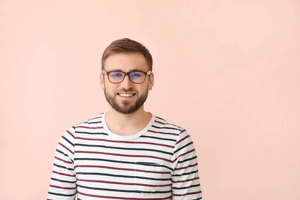 Renkli Gözlüklü Genç Adam — Stok fotoğraf