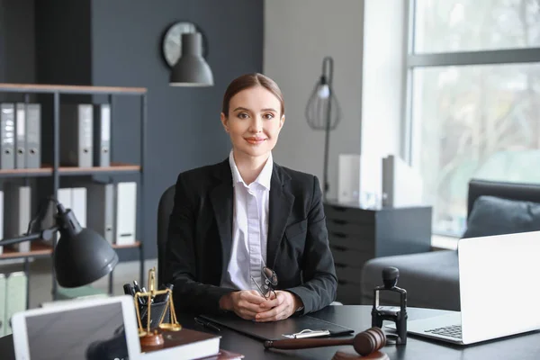 Rechtsanwältin Sitzt Arbeitsplatz Büro — Stockfoto