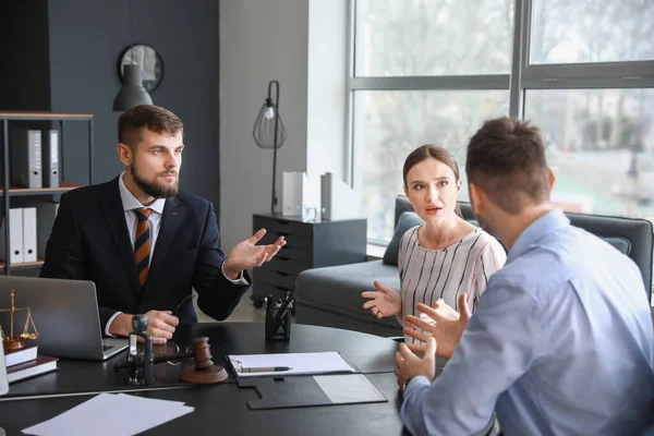 Avvocato Maschile Che Lavora Con Coppia Stressata Ufficio — Foto Stock