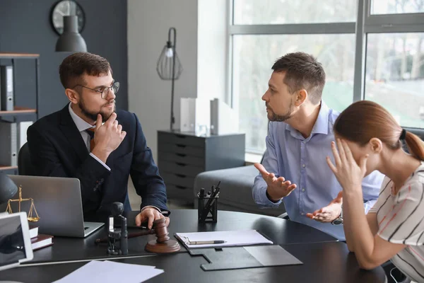 Man Advocaat Werken Met Gestresst Paar Het Kantoor — Stockfoto