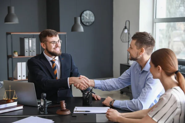 Advogado Masculino Com Cliente Apertando Mãos Escritório — Fotografia de Stock