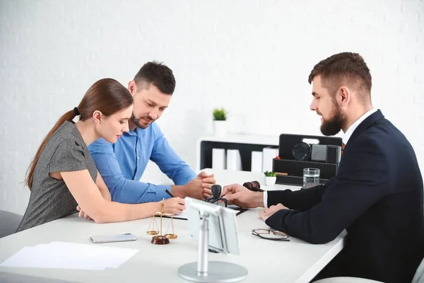 Advogado Masculino Que Trabalha Com Clientes Cargo — Fotografia de Stock