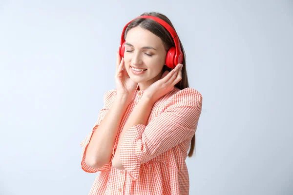 Belle Jeune Femme Écoutant Musique Sur Fond Clair — Photo