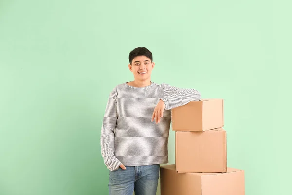 Hombre Asiático Con Cajas Móviles Fondo Color —  Fotos de Stock