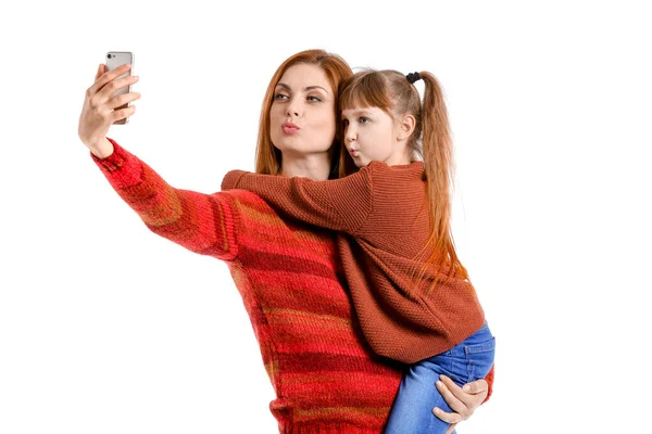 Μητέρα Και Κορούλα Της Βγάζουν Selfie Λευκό Φόντο — Φωτογραφία Αρχείου