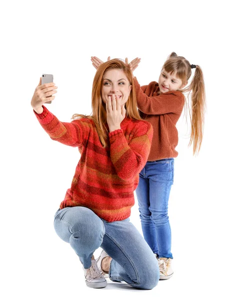 Madre Hijita Tomando Selfie Sobre Fondo Blanco — Foto de Stock