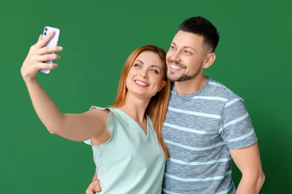 Pareja Tomando Selfie Sobre Fondo Color — Foto de Stock