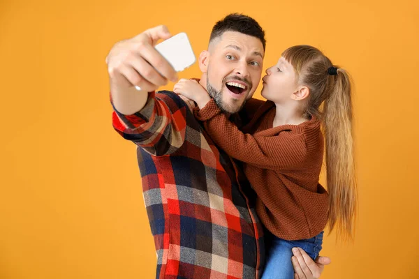 Father His Little Daughter Taking Selfie Color Background — Stock Photo, Image