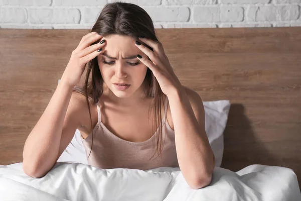 Yatak Odasında Depresif Genç Bir Kadın — Stok fotoğraf