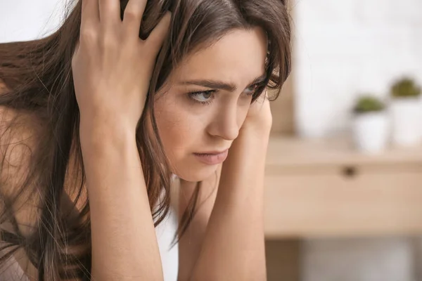 Depressive Junge Frau Hause — Stockfoto