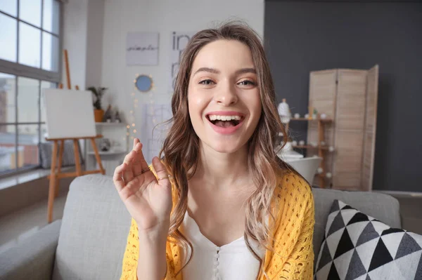 Mujer Joven Utilizando Chat Vídeo Casa — Foto de Stock