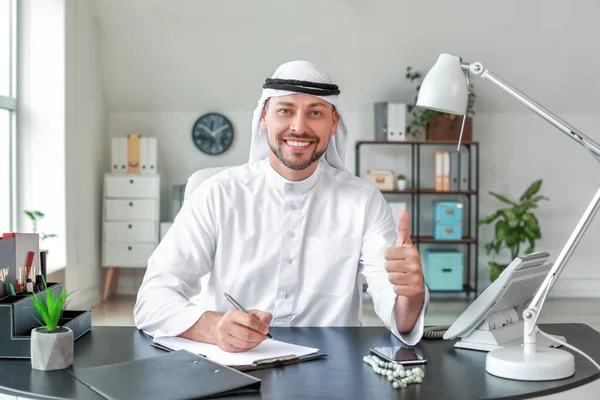 Emiraty Biznesmen Pracy Biurze — Zdjęcie stockowe