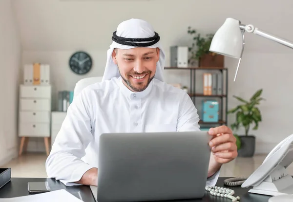 Uomo Affari Arabo Che Lavora Ufficio — Foto Stock