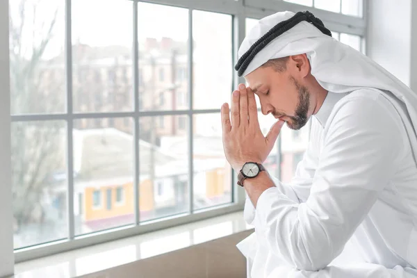 Bello Arabo Uomo Pregando Casa — Foto Stock