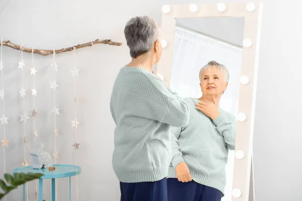 Mulher Sênior Feliz Olhando Para Seu Reflexo Espelho — Fotografia de Stock