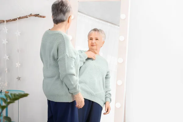 Mulher Sênior Feliz Olhando Para Seu Reflexo Espelho — Fotografia de Stock