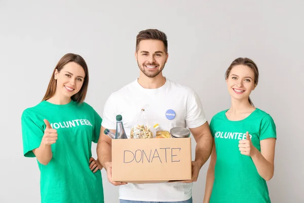 Voluntarios Con Donaciones Para Pobres Sobre Fondo Claro — Foto de Stock