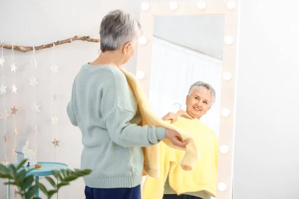 Schöne Seniorin Mit Neuer Kleidung Der Nähe Von Spiegel Hause — Stockfoto