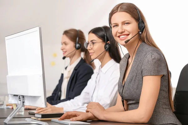 Equipo Agentes Soporte Técnico Que Trabajan Oficina —  Fotos de Stock