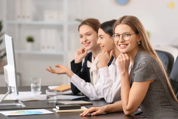 Belles Jeunes Femmes Affaires Travaillant Ensemble Dans Bureau — Photo