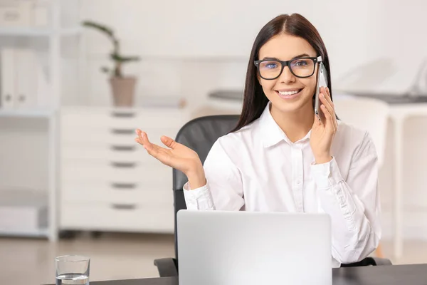 Belle Jeune Femme Affaires Travaillant Dans Bureau — Photo